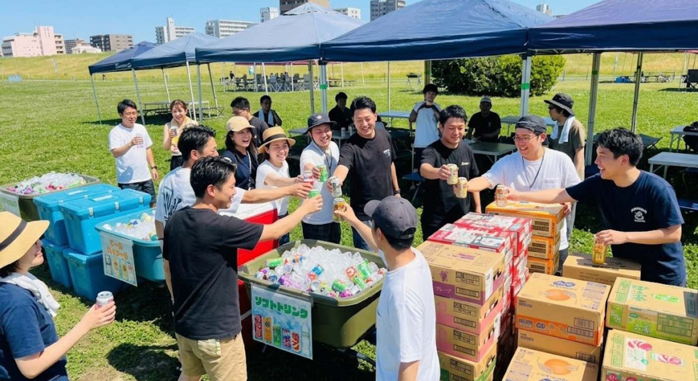 西中島の会社BBQで参加者が乾杯する様子