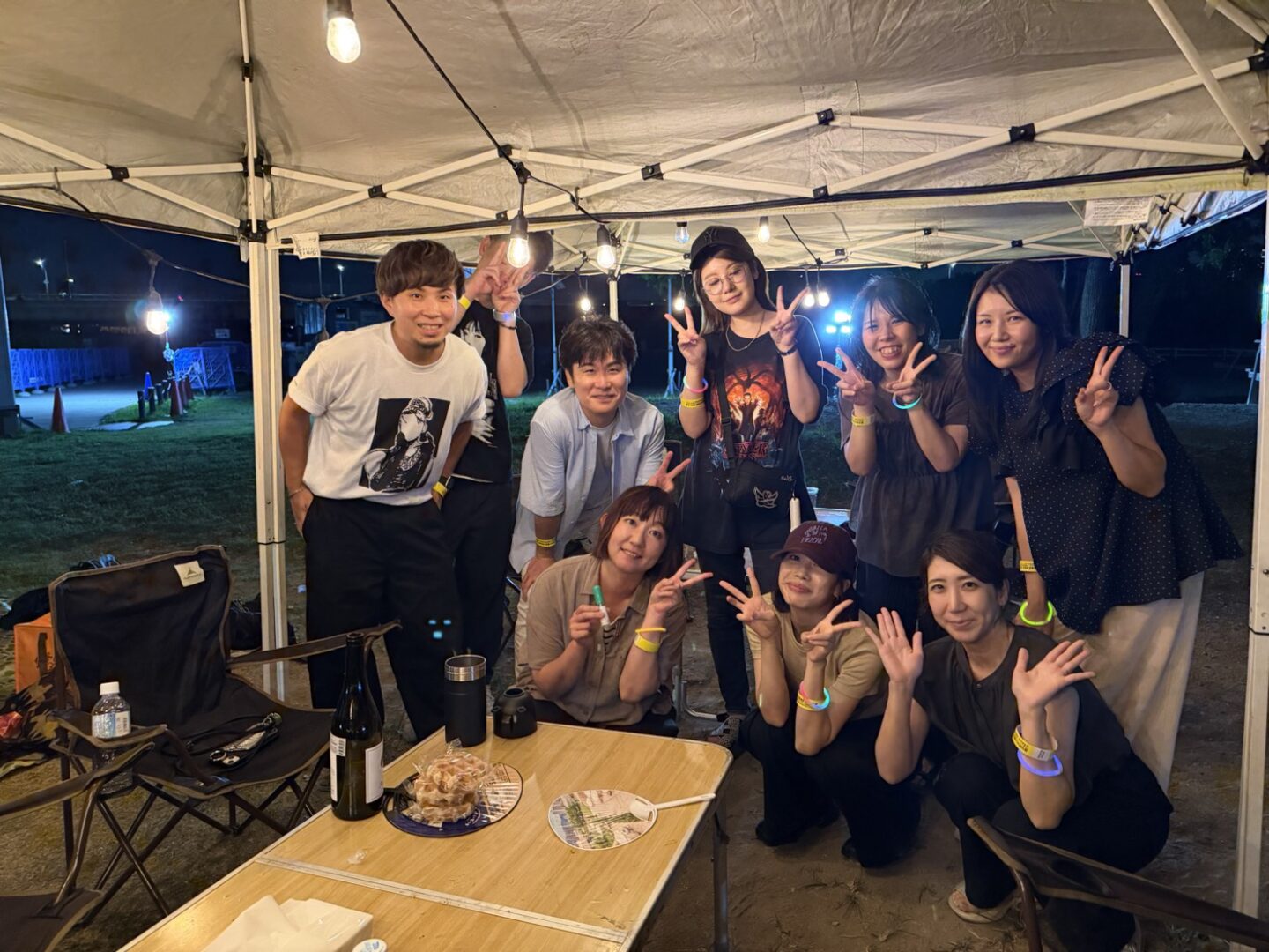 西中島ナイトBBQの照明の下で集まったグループの記念写真