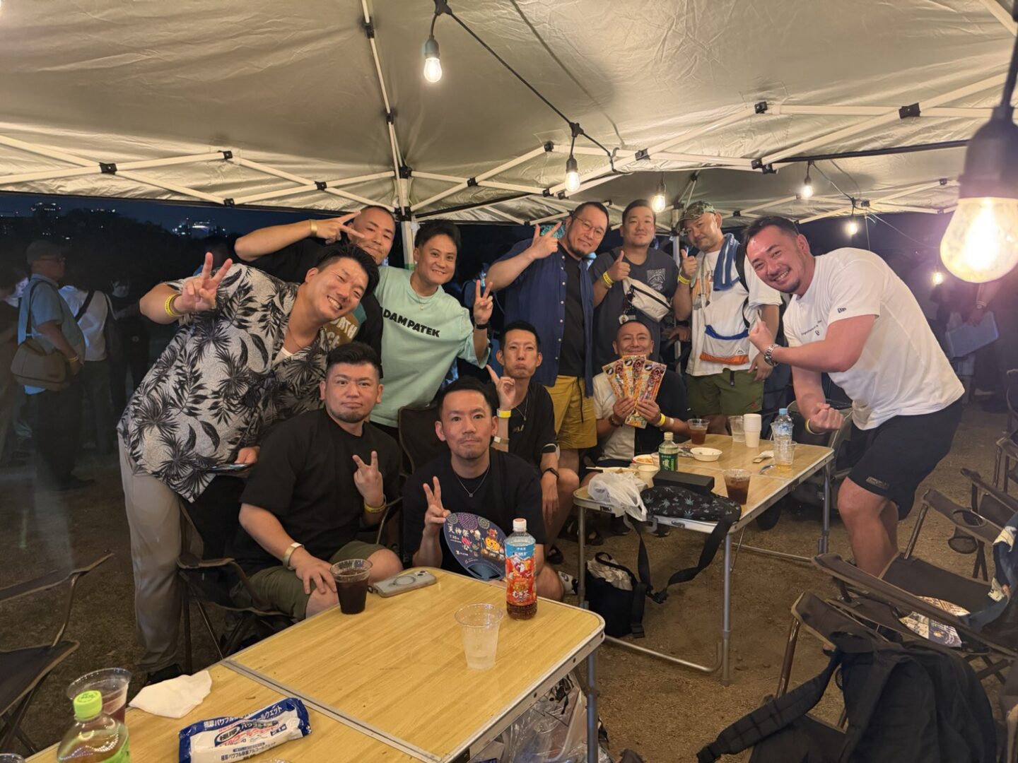 西中島ナイトBBQでテーブルを囲むグループの記念写真